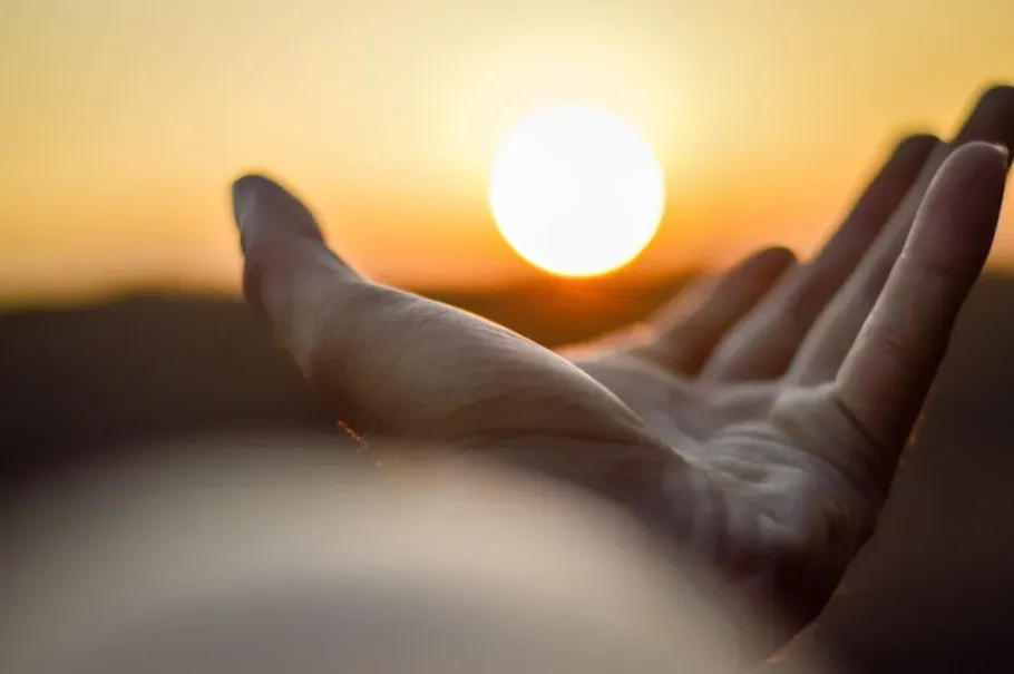 Hand offen, der Sonne entgegen - einladende Geste zur Therapie